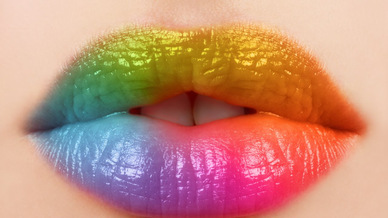 'Beijo arco-íris', trend viral do TikTok, aumenta os riscos de contrairmos ISTs.