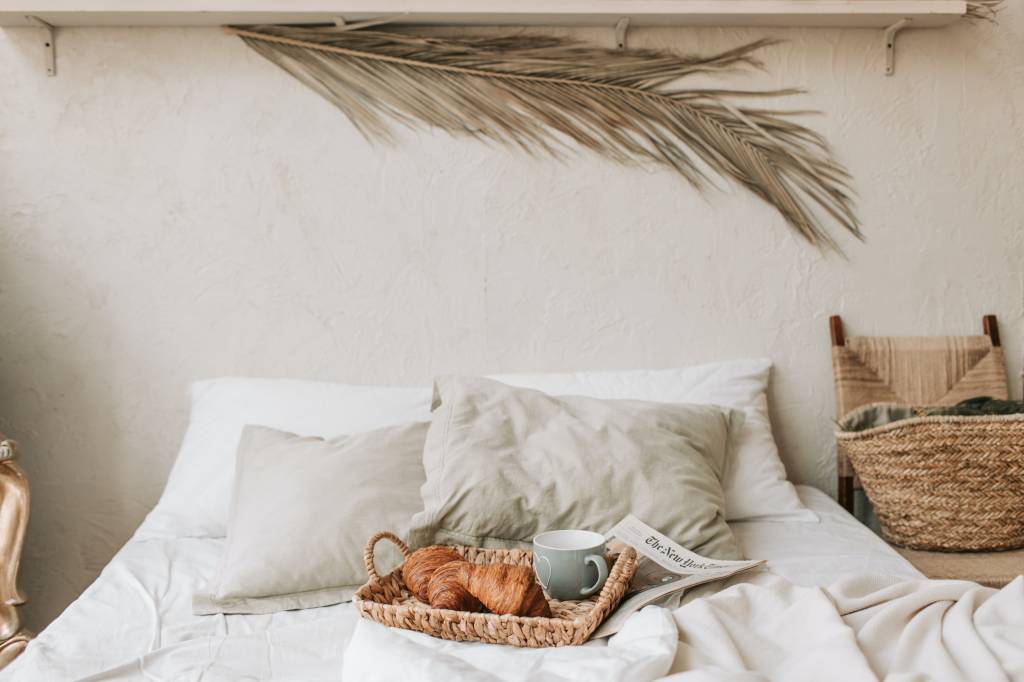 Cama com bandeja de café da manhã – como preparar uma cama de hotel em casa Cama com bandeja de café da manhã - como preparar uma cama de hotel em casa