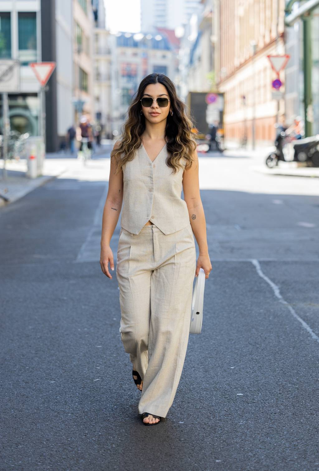 Street Style – Berlin – May, 2023 colete com calça de alfaiataria