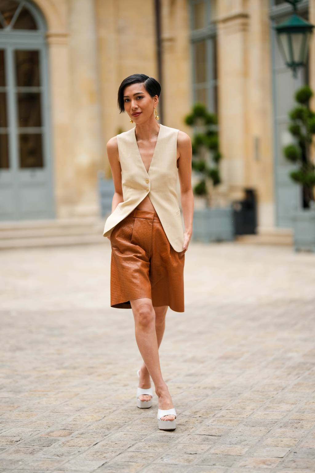 Street Style In Paris – April 26th, 2023 colete de alfaiataria com bermuda de couro