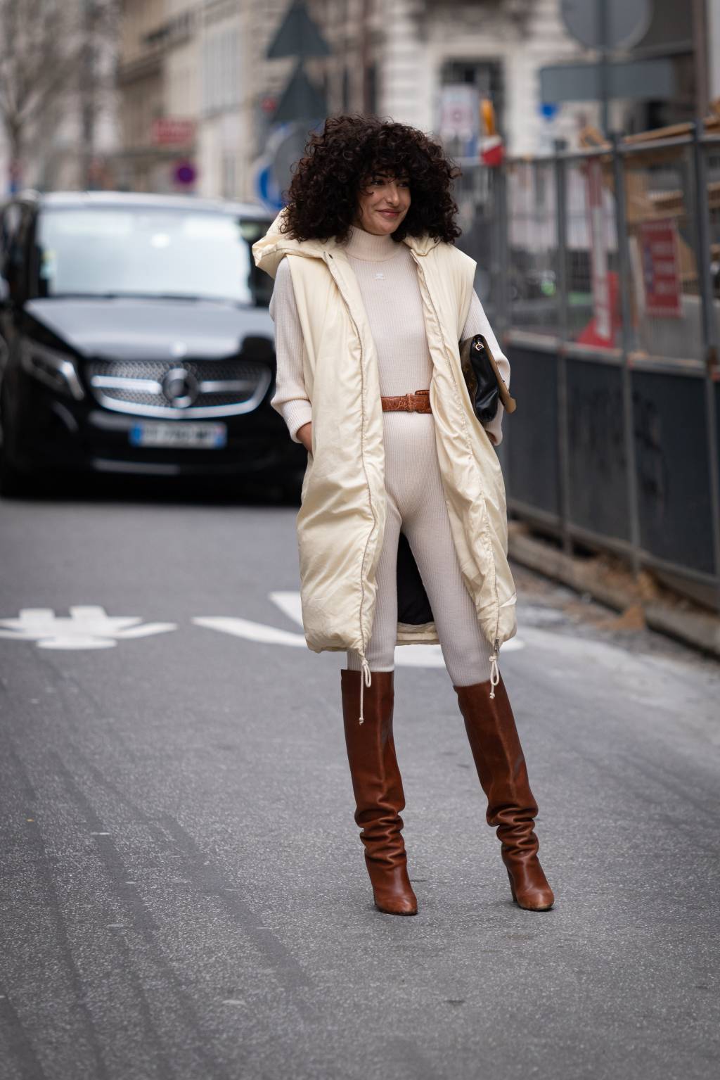 Street Style – Paris Fashion Week – Womenswear Fall Winter 2023 2024 : Day Seven colete longo com macacão