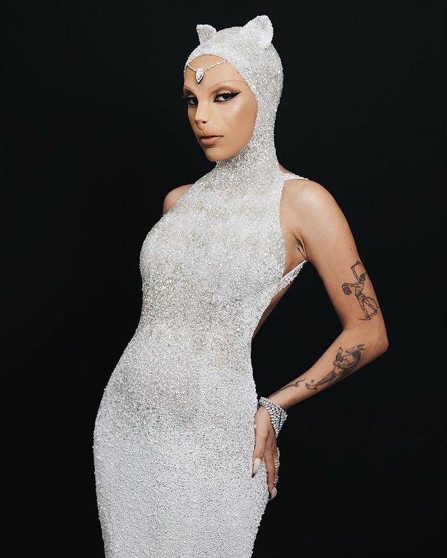 doja-cat-met-gala Doja Cat fez uma homenagem à gata de Karl Lagerfeld no Met Gala 2023.