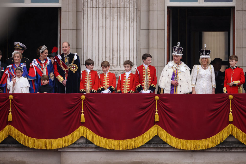 Rei Charles III e a família real britânica fazem uma saudação ao público no balcão do Palácio de Buckingham