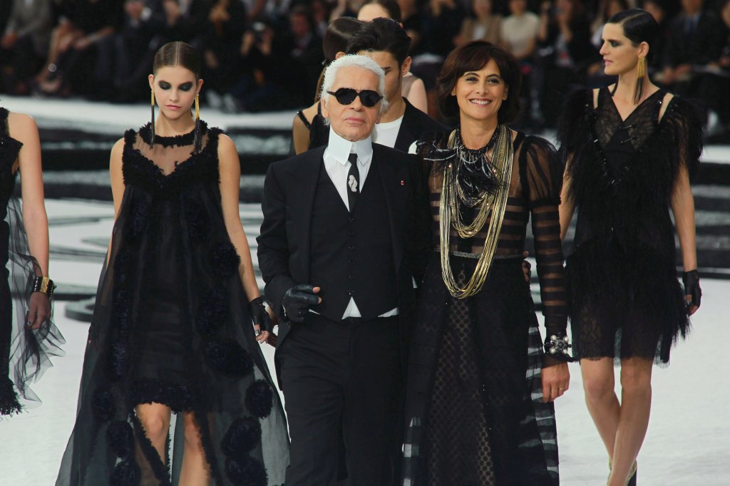 Karl Lagerfeld e Ines de la Fressange andam na passarela durante o desfile da Chanel Ready to Wear Primavera/Verão 2011 durante a Paris Fashion Week em outubro de 2010 em Paris, França.