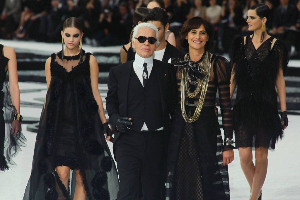 Chanel – Paris Fashion Week Spring/Summer 2011 Runway Karl Lagerfeld e Ines de la Fressange andam na passarela durante o desfile da Chanel Ready to Wear Primavera/Verão 2011 durante a Paris Fashion Week em outubro de 2010 em Paris, França.