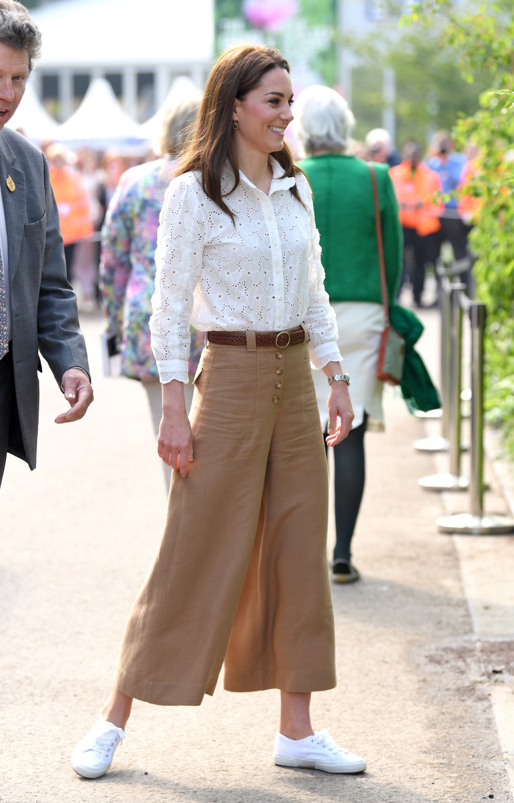 Kate Middleton com tênis e calça cropped