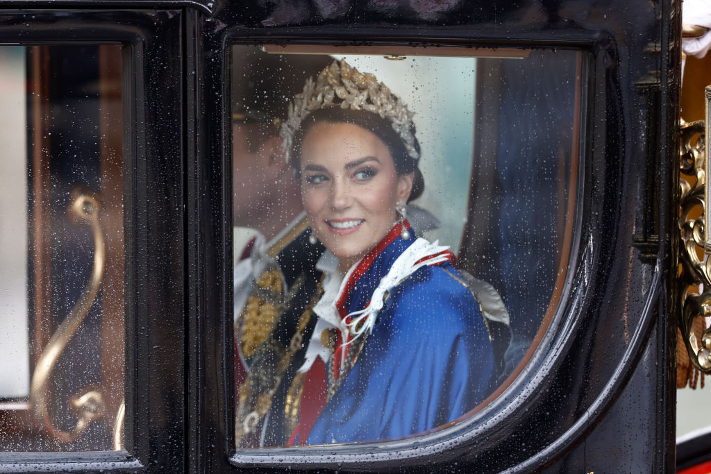 Kate Middleton compareceu à coroação do Rei Charles III, que aconteceu num típico dia de chuva de Londres