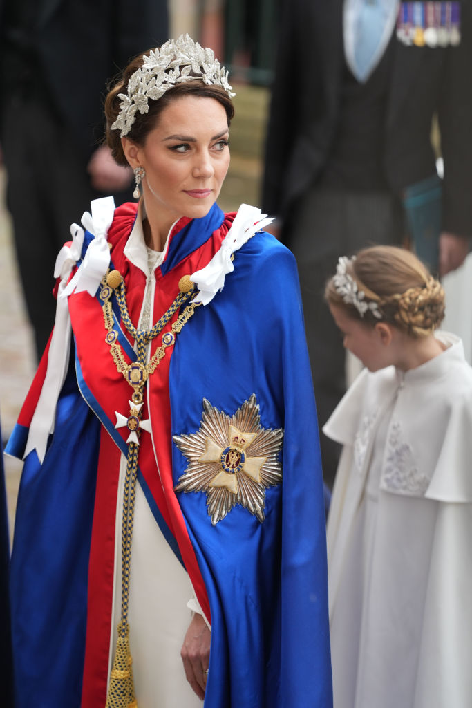 Os detalhes do look Alexander McQueen vestido por Kate Middleton durante a cerimônia de coroação