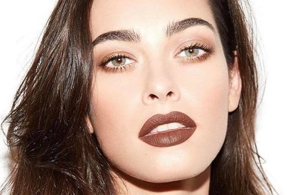 Maquiagem dos anos 1990 é tendência. Saiba como aderir