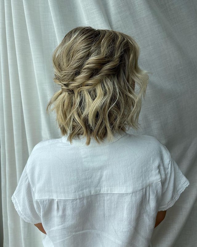penteado-noivas-cabelo-curto-torcidinho Penteados para noivas de cabelo curto: torcidinho com os fios soltos.