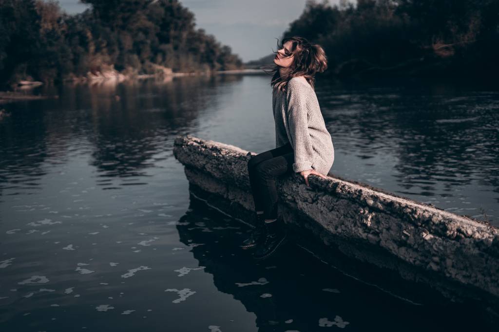 pexels-elijah-o’donnell-3041350 Uma cultura extremamente enraizada na sociedade é de que a mulher precisa de um(a) parceiro(a) para ser realizada.