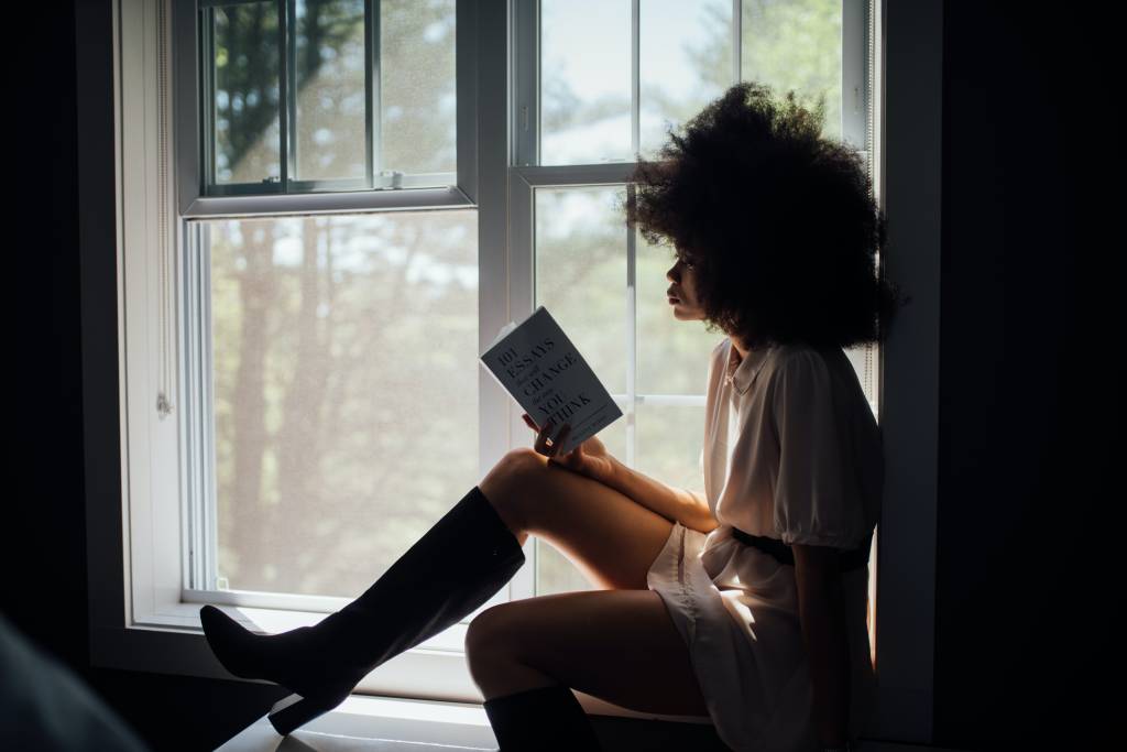 pexels-thought-catalog-2228561 Apreciar a própria companhia pode partir de atos simples, como se levar para jantar, tomar uma taça de vinho enquanto lê um livro ou até mesmo, trabalhando.