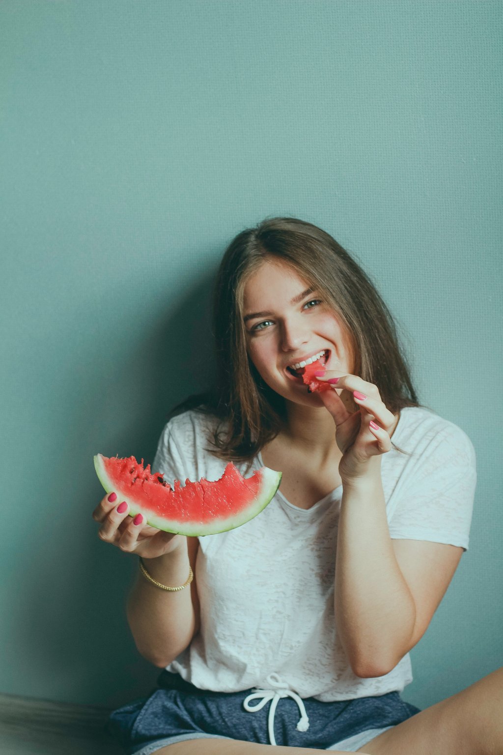 Mulher comendo melancia