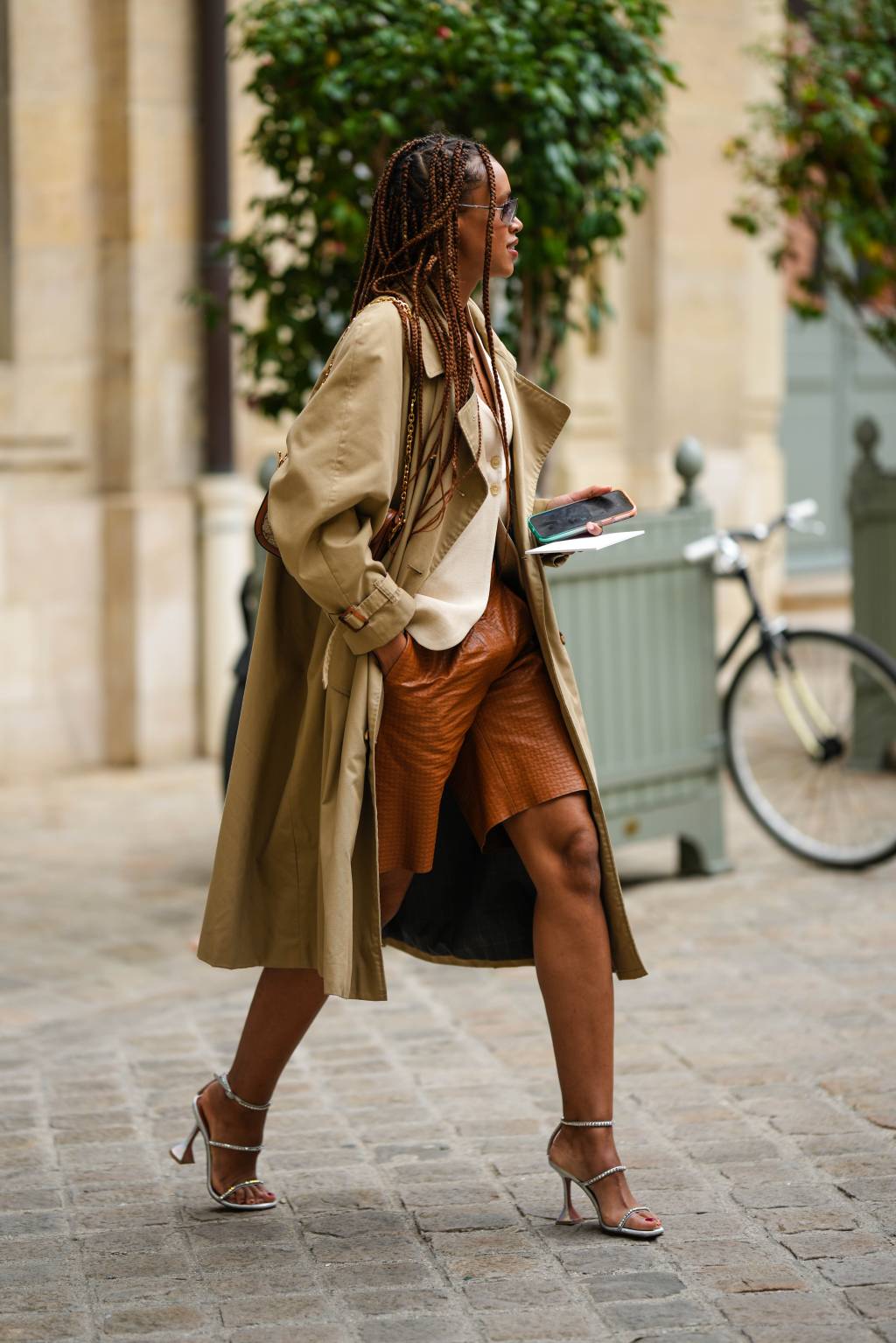 Street Style In Paris – April 26th, 2023 sobreposição com colete