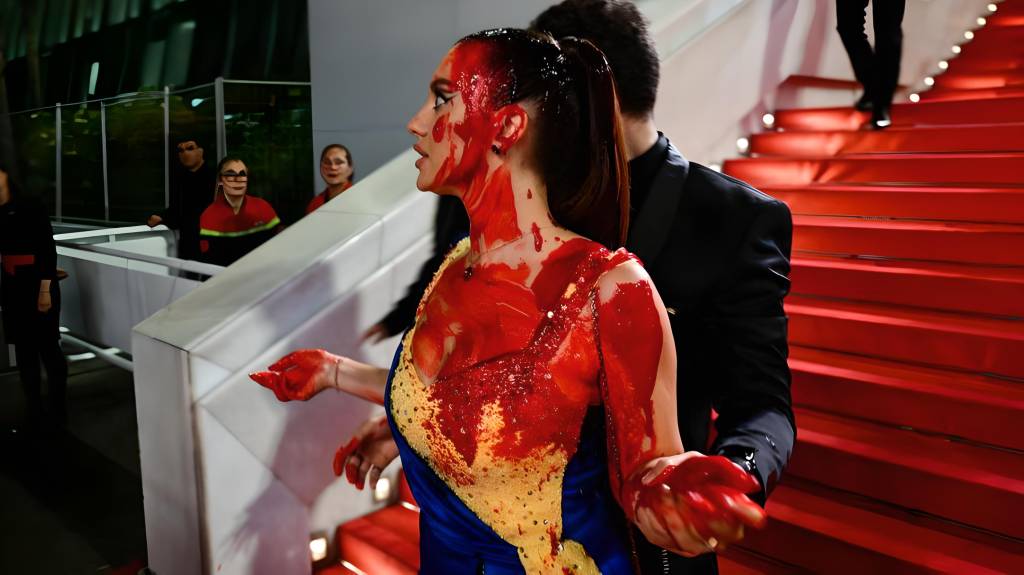 Mulher joga sangue em si mesma no Festival de Cannes