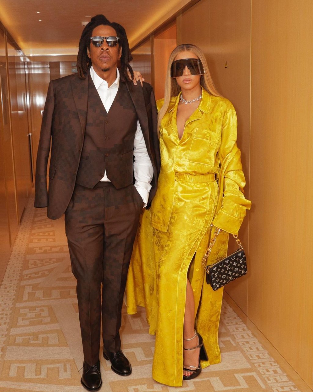 Beyoncé veste Louis Vuitton assim como seu marido, Jay-Z para desfile em Paris