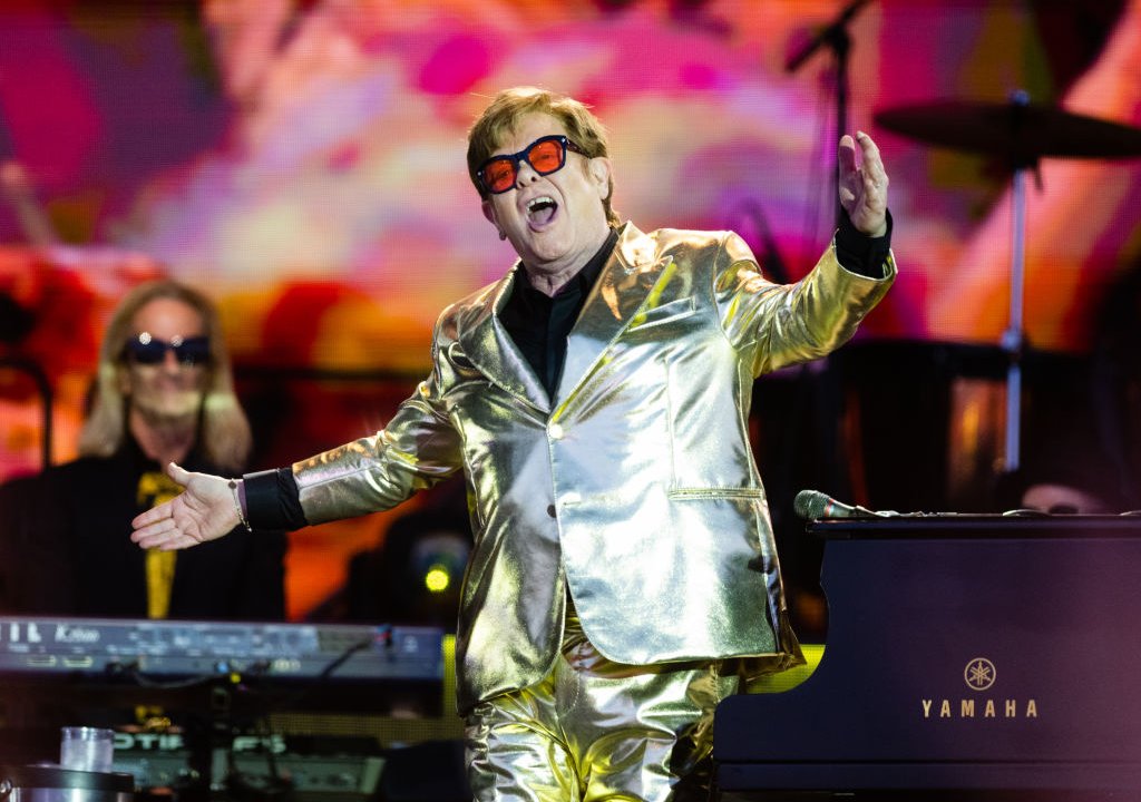 Elton John durante apresentação no Glastonbury Festival 2023
