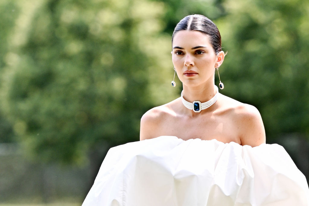 Kendall Jenner desfilou no lançamento da coleção de primavera da grife, marcada por peças claras e minimalistas