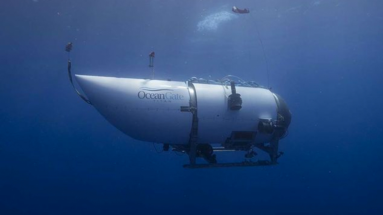 O submarino, chamado Titan, tem 6,5 metros de comprimento por 3 metros de largura, podendo levar até cinco pessoas a bordo