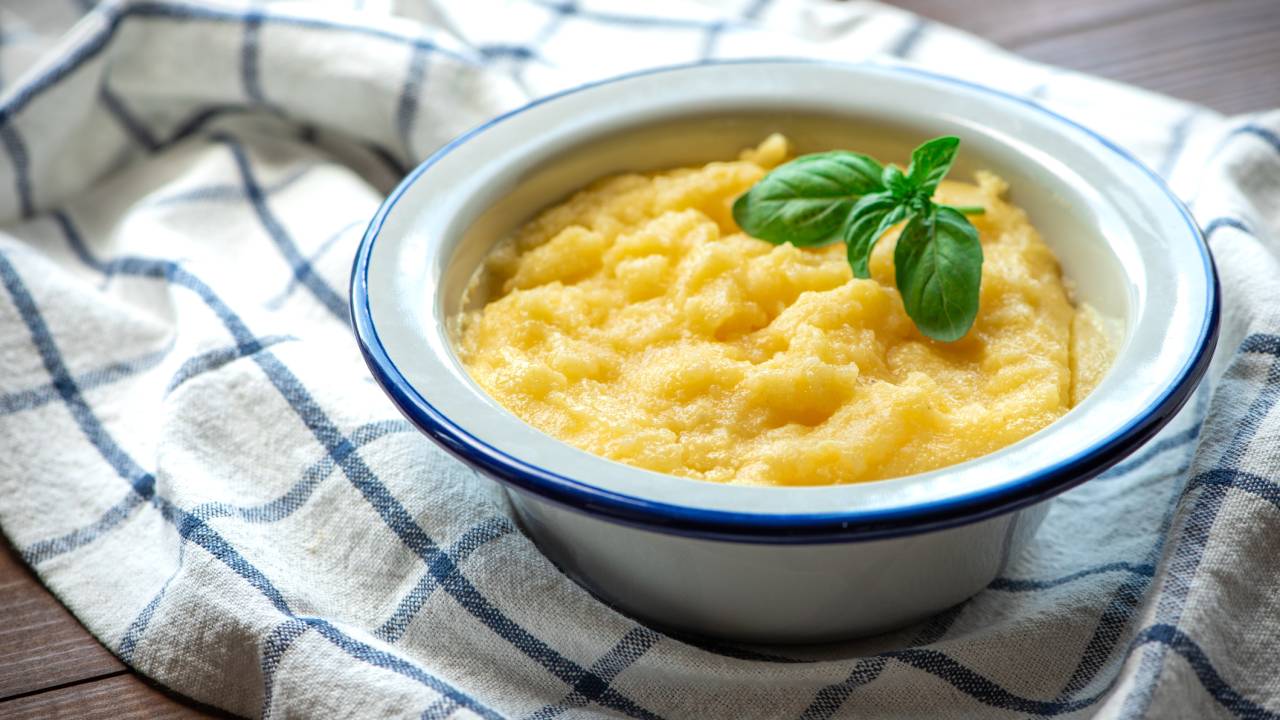 Fácil de fazer, a polenta é uma opção prática para o dia a dia