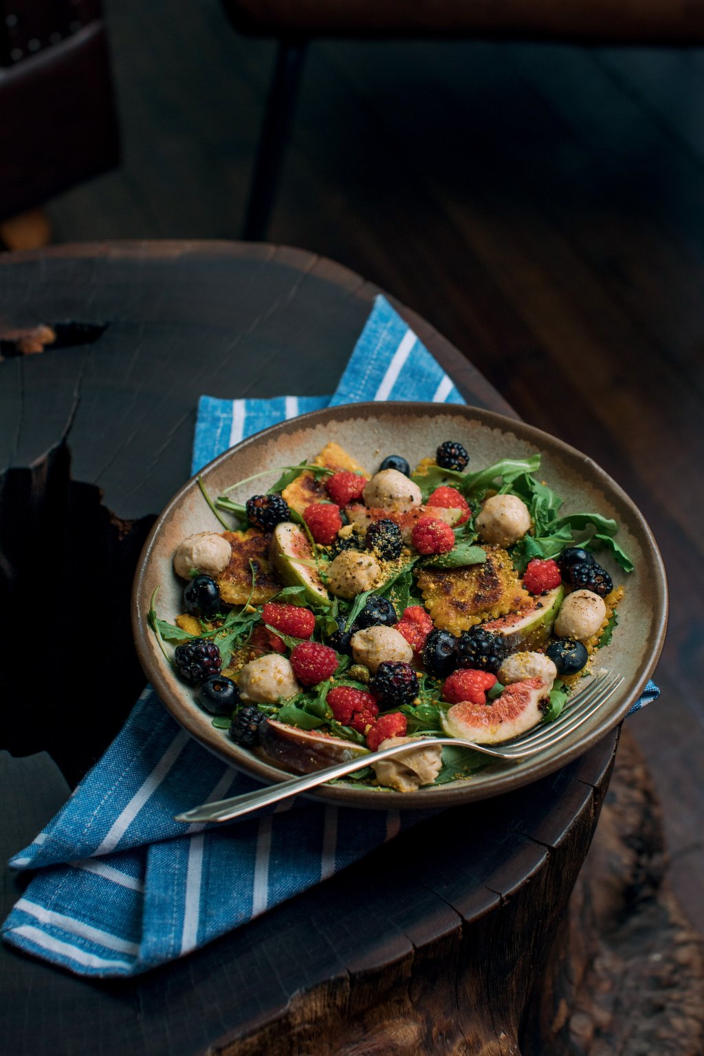A Cane D’oro é uma salada morna que combina ​​ravioli de trufas negras, rúcula selvagem, frutas vermelhas frescas e noz-pecã