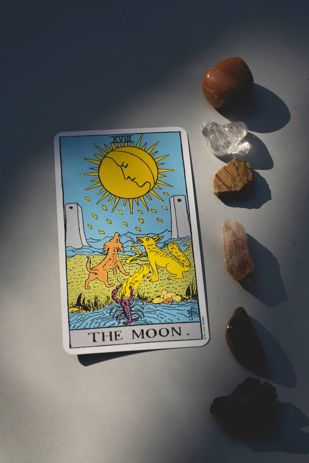 Tarot Carta da Lua A Lua no Tarô é frequentemente associada à intuição