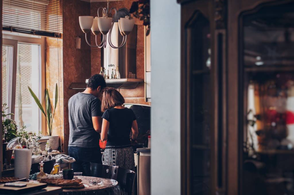 Casal cozinhando Casal cozinhando