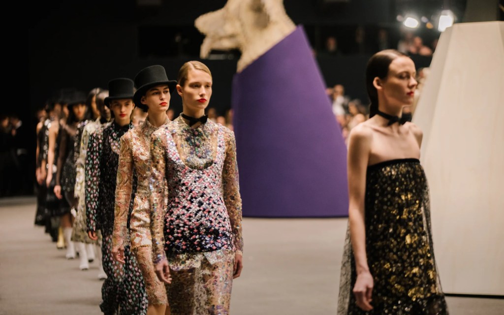 Desfile de Alta-Costura da coleção Primavera/Verão 2023 da Chanel