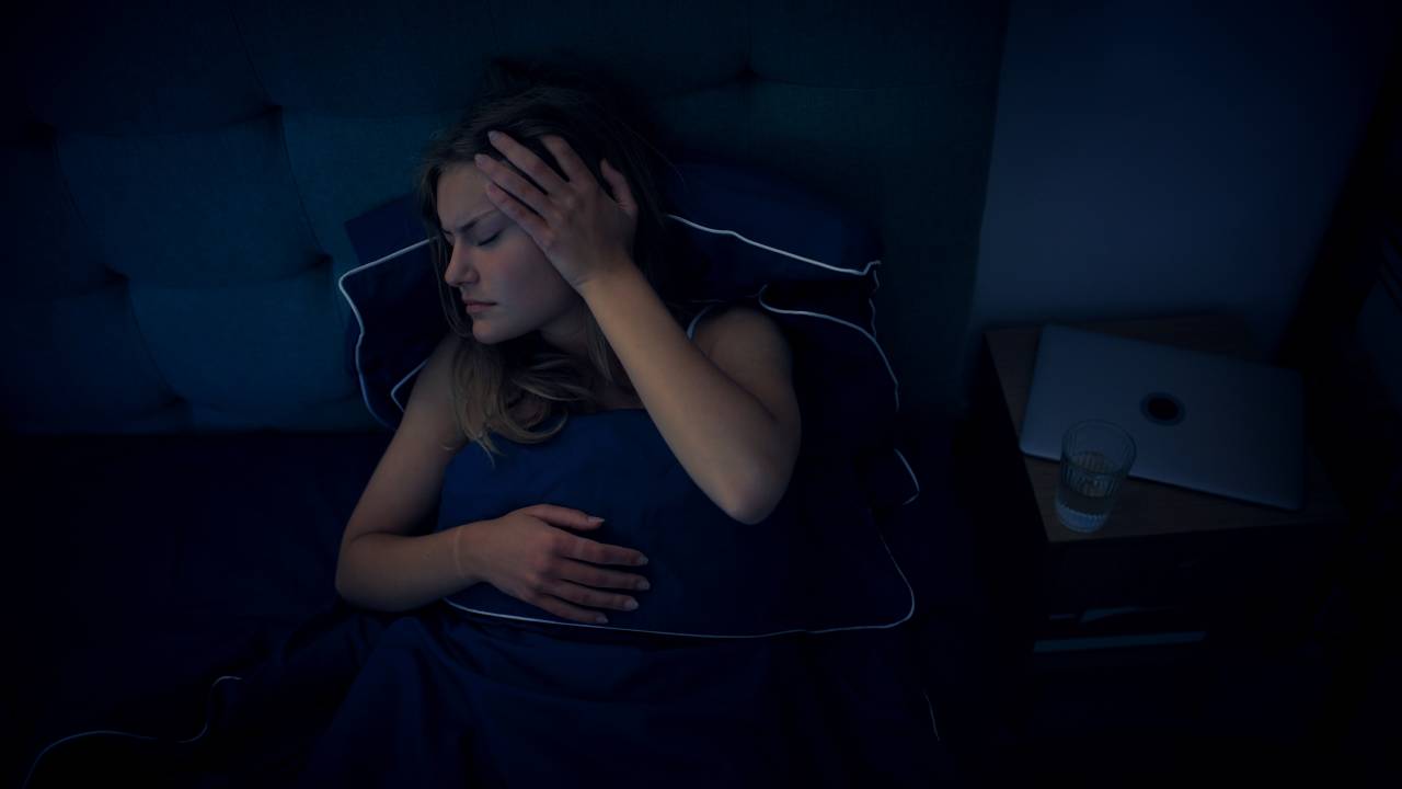 Dormir de barriga para cima provoca pesadelos.