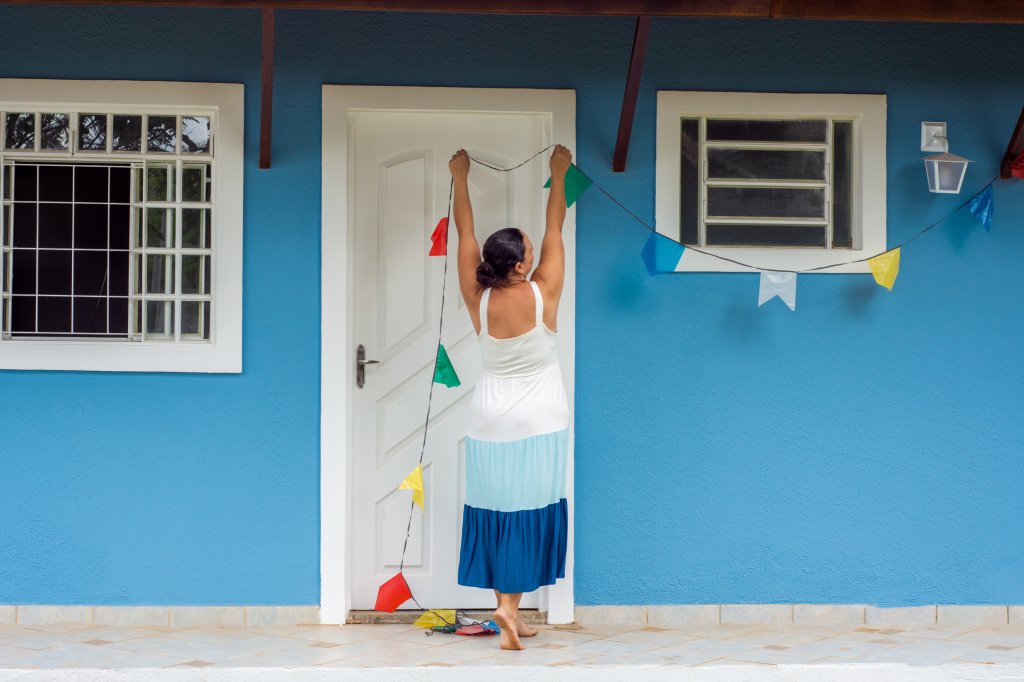 Mulher decorando a casa para a Festa Junina