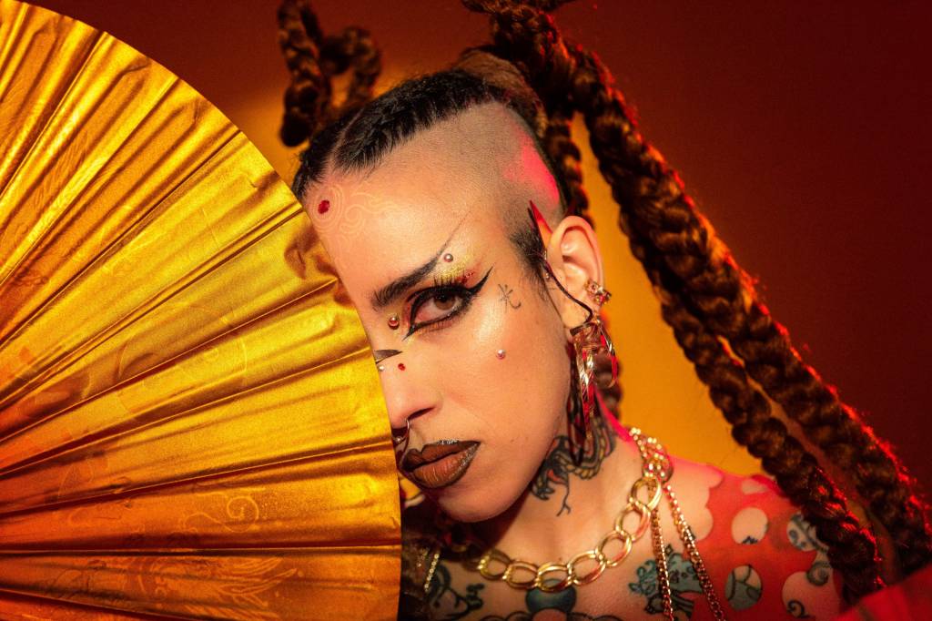 Do circo para os vocais: Conheça a cantora Luísa Nascim