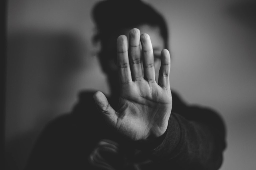 Yves Saint Laurent Beauté lança programa contra violência doméstica e abuso psicológico
