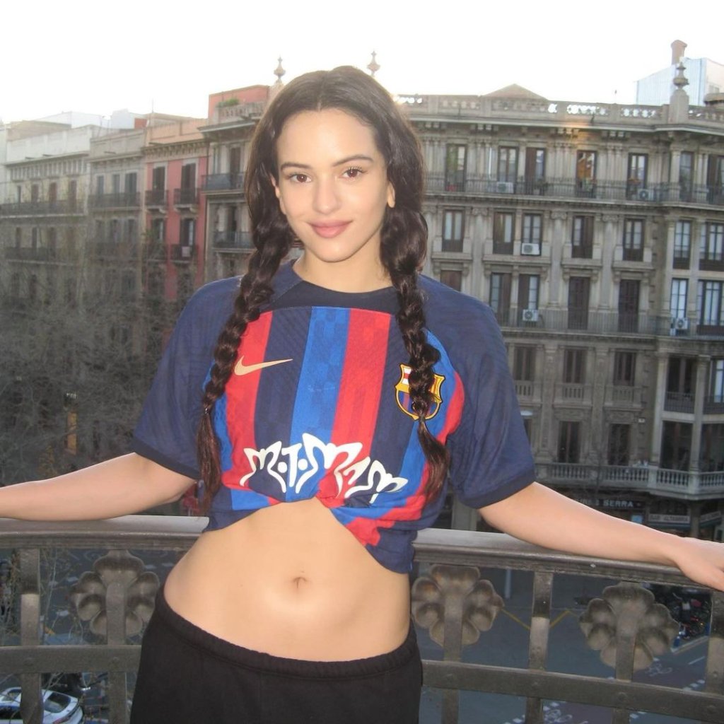 Cantora espanhola Rosalía usando camisa oficial e personalizada do time de futebol Barcelona