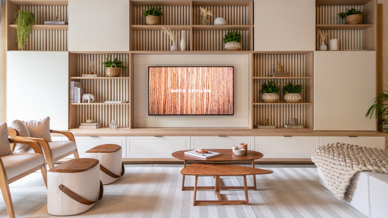 Living minimalista: a arquiteta Magali Puerari apostou no mobiliário planejado,