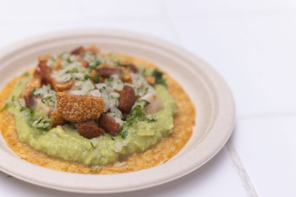 O taco Chicharrón leva pedaços de torresmo crocante O taco Chicharrón leva pedaços de torresmo crocante