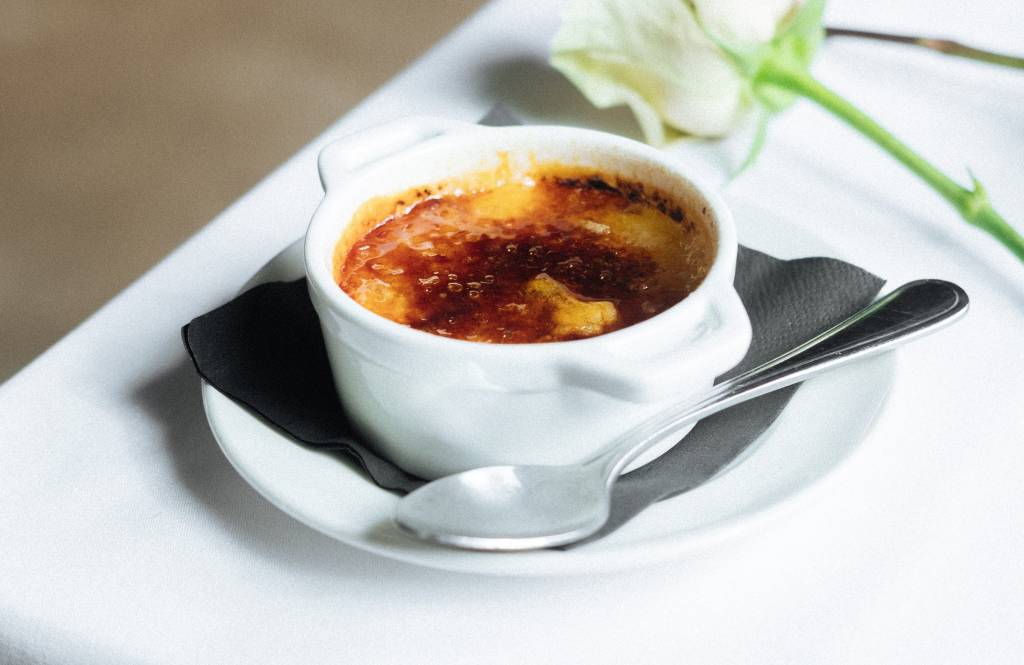 Chef do Ruella Bistrô ensina a fazer o crème brûlée perfeito
