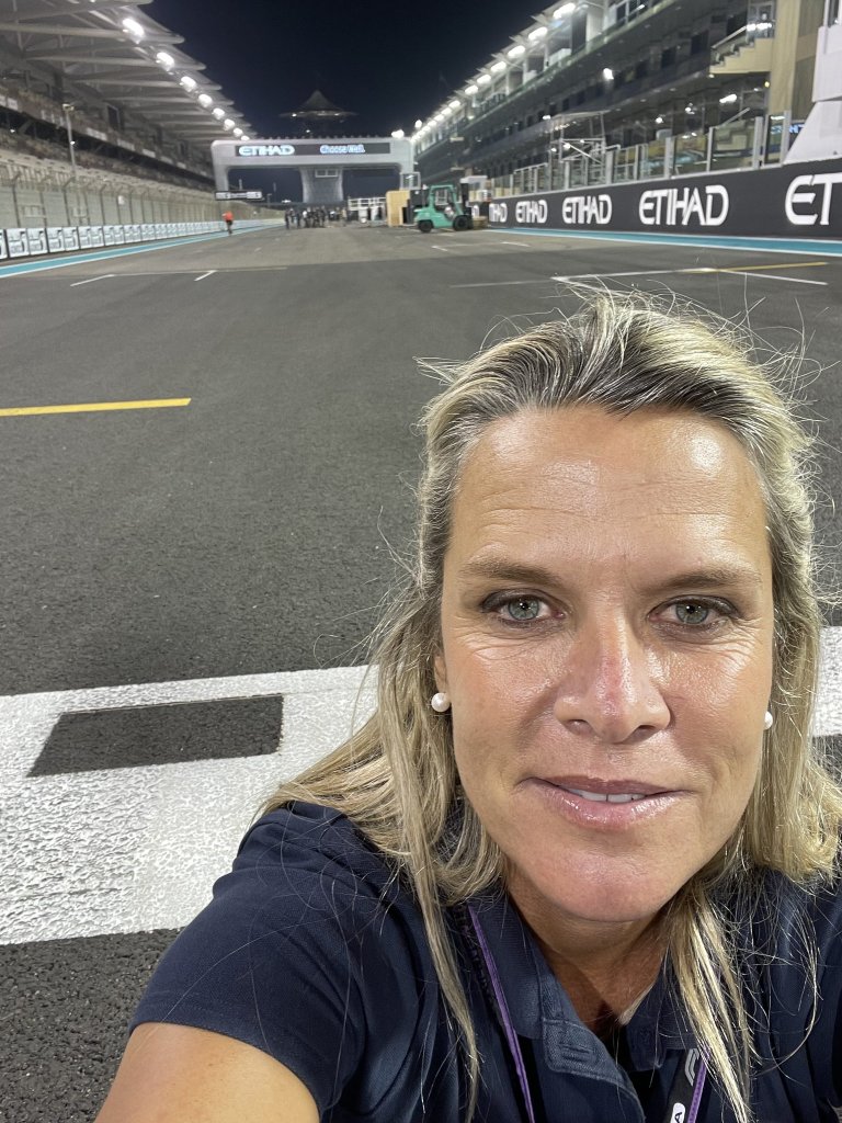 Foto Mari Becker na pista Mariana Becker na pista do Grande Prêmio