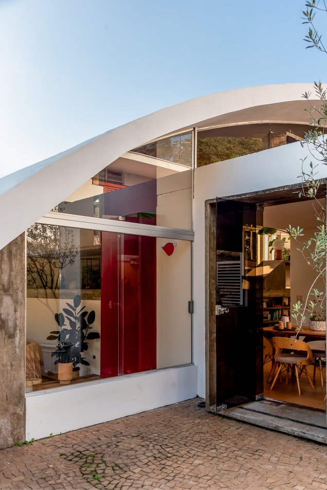 Detalhes da arquitetura modernista da casa de Carol Nóbrega e Antonio Jotta, do FLO atelier botânico Detalhes da arquitetura modernista da casa de Carol Nóbrega e Antonio Jotta, do FLO atelier botânico