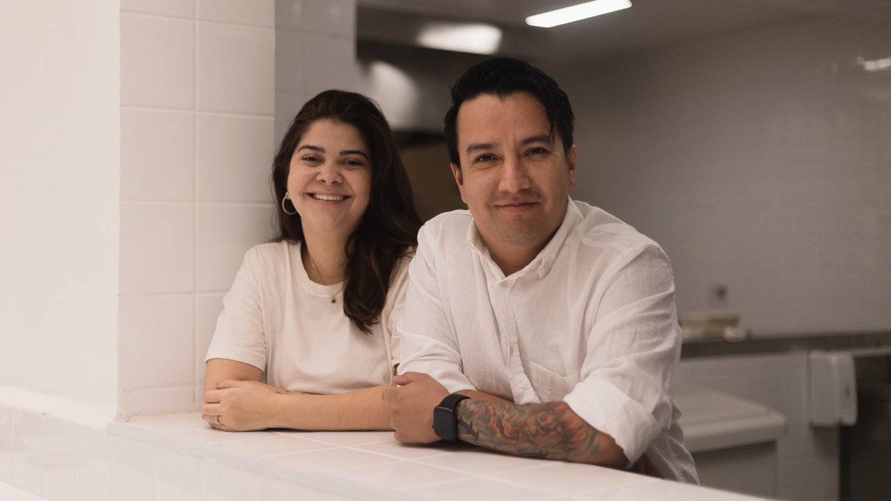 O casal de chefs Luana Sabino e Eduardo Ortiz acabam de inaugurar a taquería Atzi