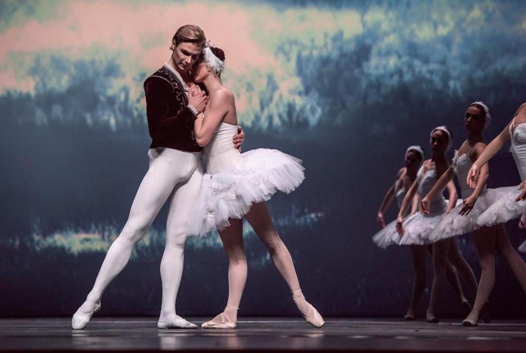 Solistas do Russian State Ballet em uma das apresentações pelo país com os melhores momentos do clássico "Lago dos Cisnes"