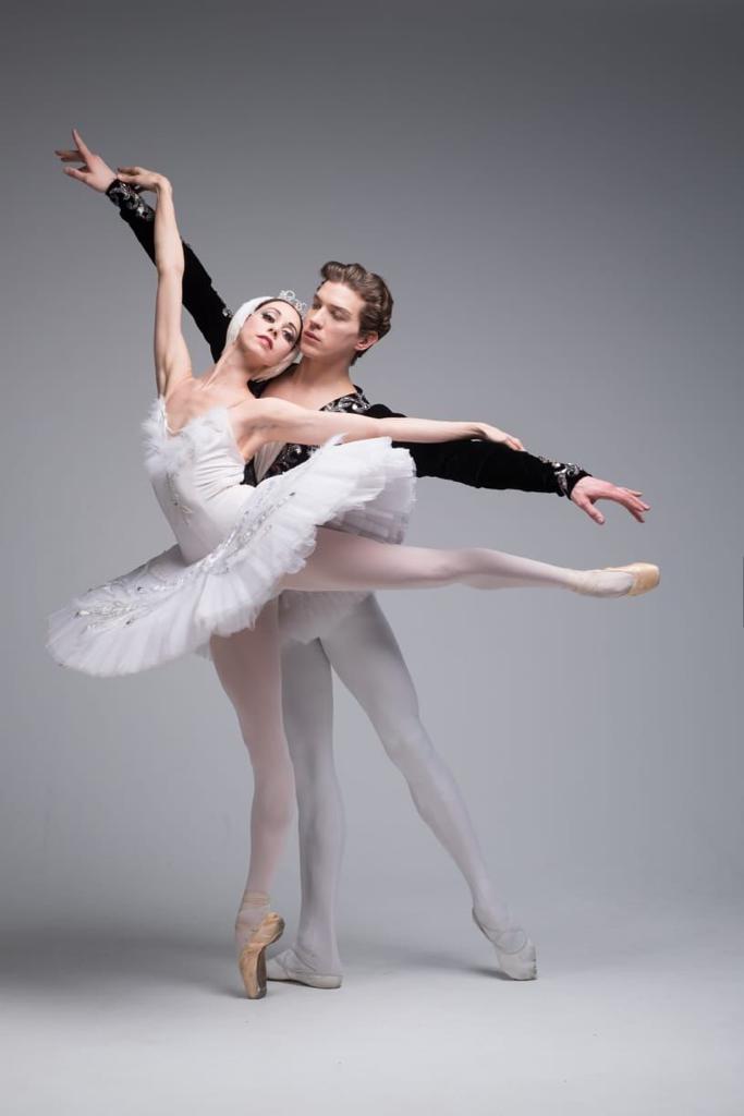 Solistas do Russian State Ballet Com direção de Anastasiia Kazakova e Valery Borisovich o espetáculo contara com os momentos mais emocionantes do musical que emociona o público a mais de 145 anos, desde sua estreia