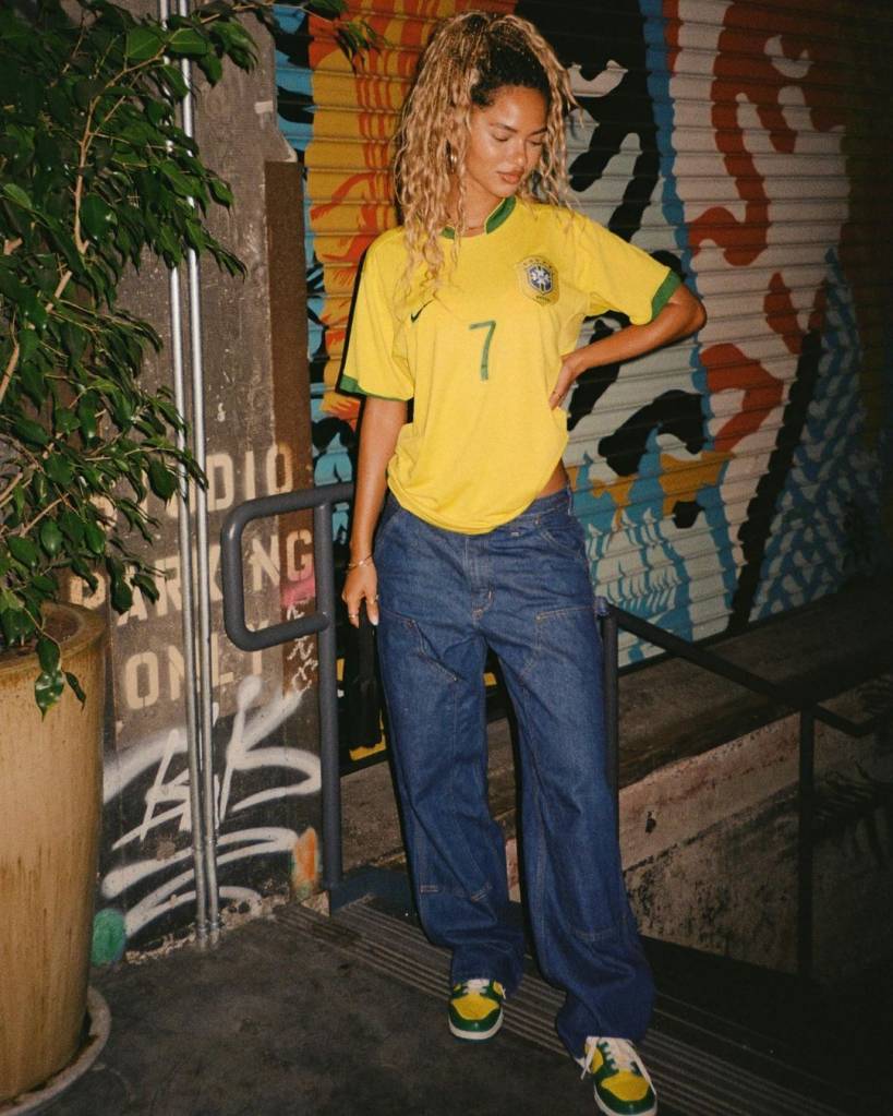 blokecore-JulianaNalu Juliana Nalú vestindo camisa oficial da seleção brasileira na tendência do blokecore