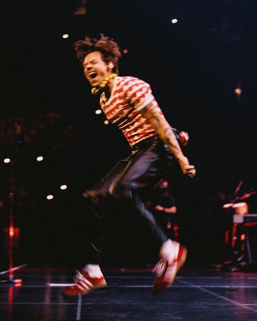 Harry Styles Figurino de Love on Tour Harry Styles usando pérolas coloridas