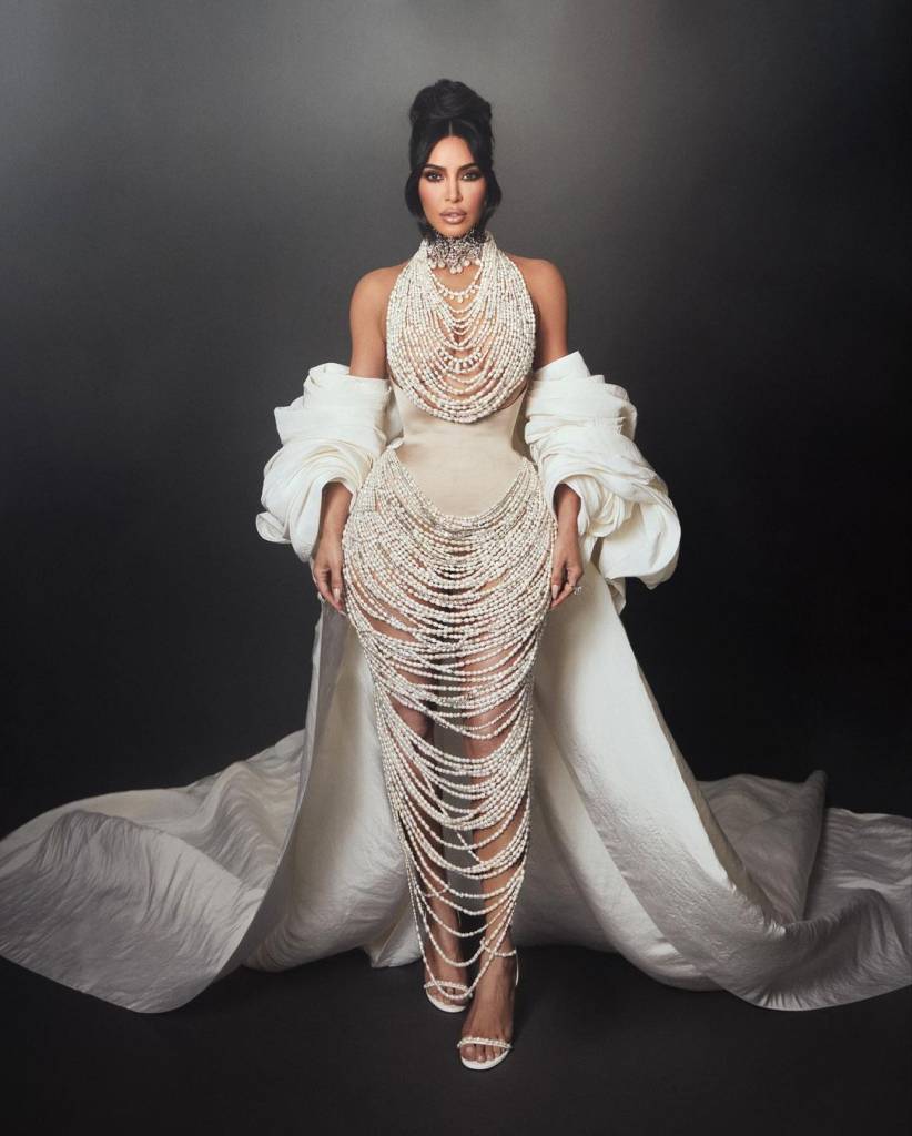 Kim Kardashian usa modelito de Schiaparelli coberto por pérolas Vestido de pérolas Schiaparelli