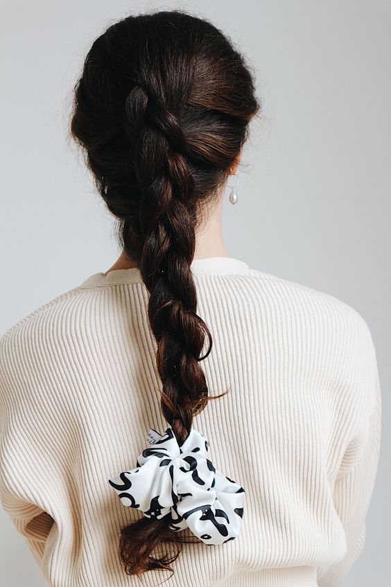 Inspirações de penteados com scrunchies: trança.