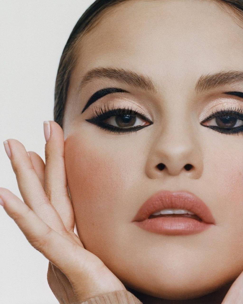 labios-neutros-selena-gomez Selena Gomez com batom neutro