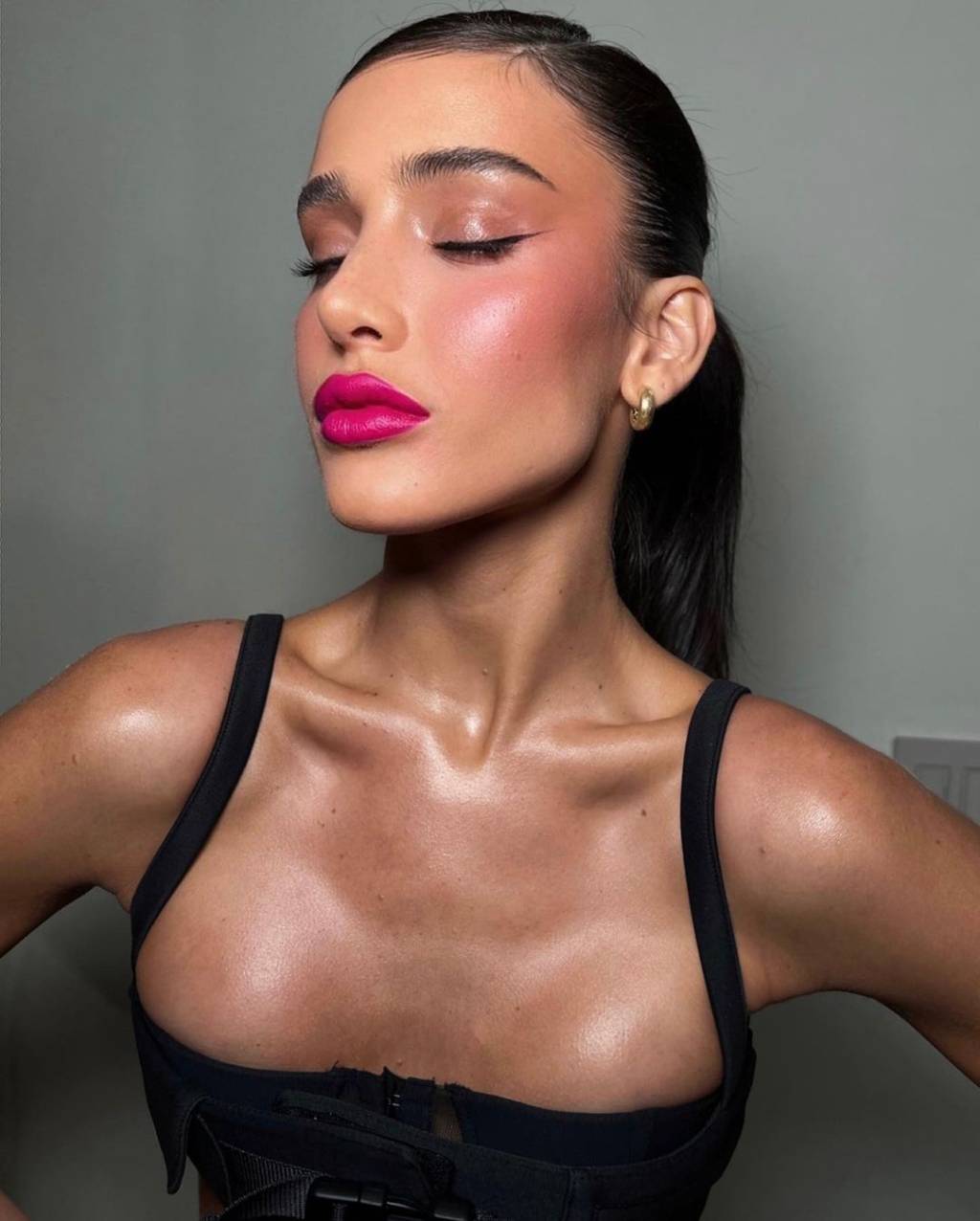 labios-rosa Influenciadora Livia com batom rosa.