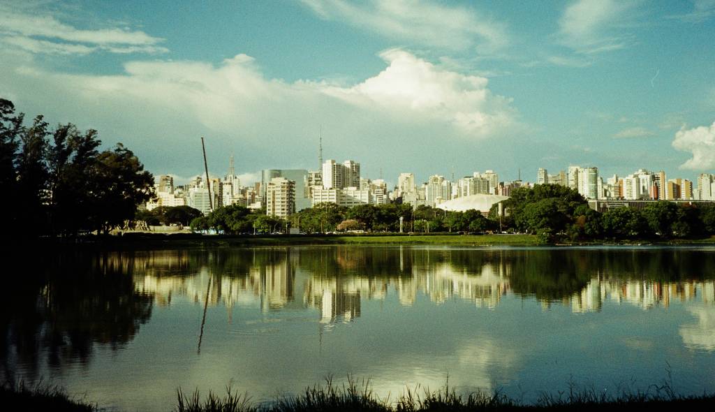 Na capital paulista, a previsão é de que as temperaturas caiam até sábado, ficando com a mínima entre os 11º graus.