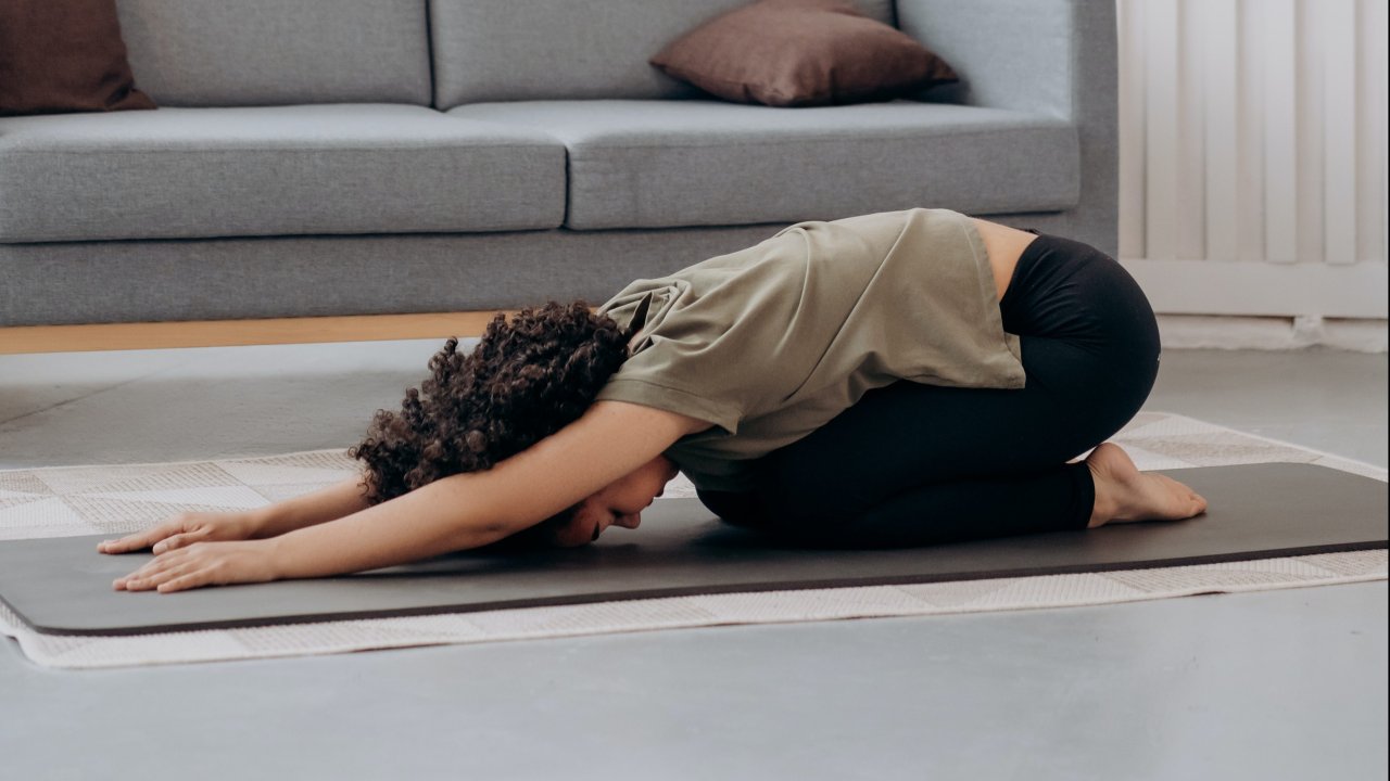 Mulher praticando Yoga para fortalecer as costas