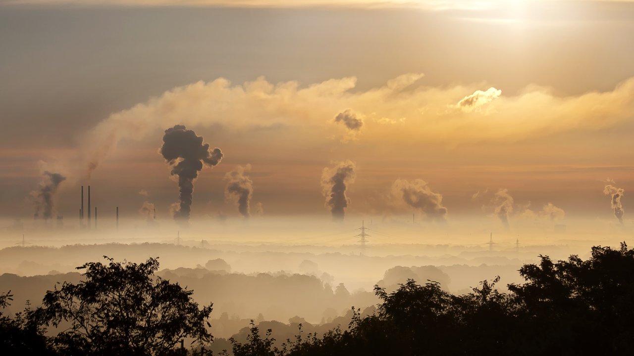 A emissão de gases e combustíveis na atmosfera tornam o aquecimento global cada vez maior, fazendo com que desastres e catástrofes naturais sejam mais frequentes